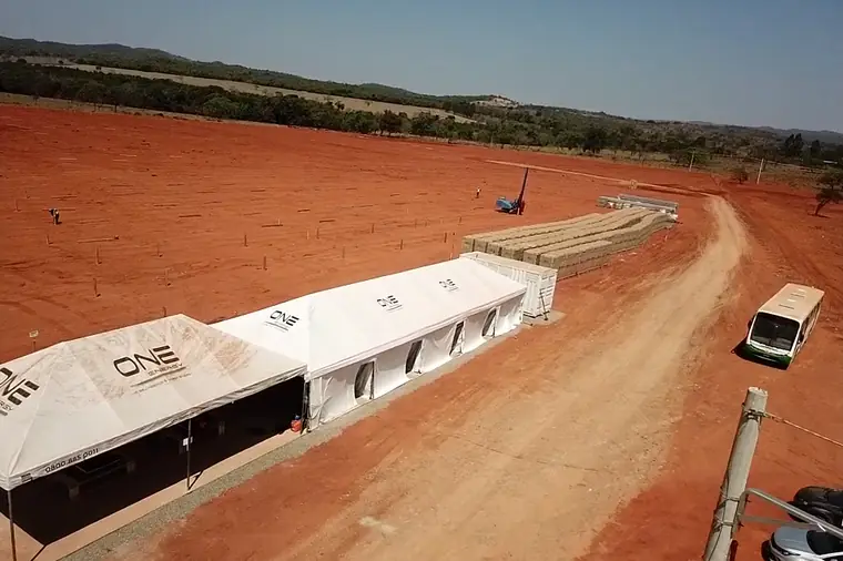 Canteiro de obra da One Energy com estruturas de apoio, container e equipe mobilizada