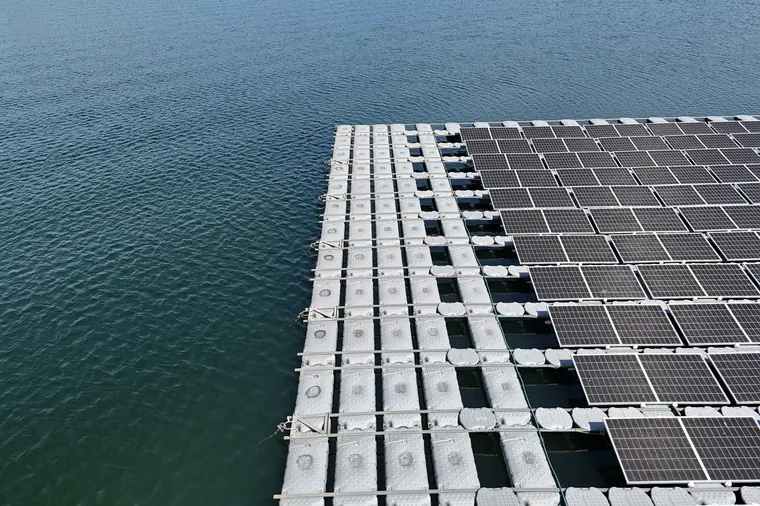 Sistema fotovoltaico flutuante em lâmina d'água