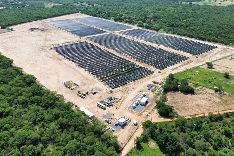 Usina solar em operação com integração de baterias